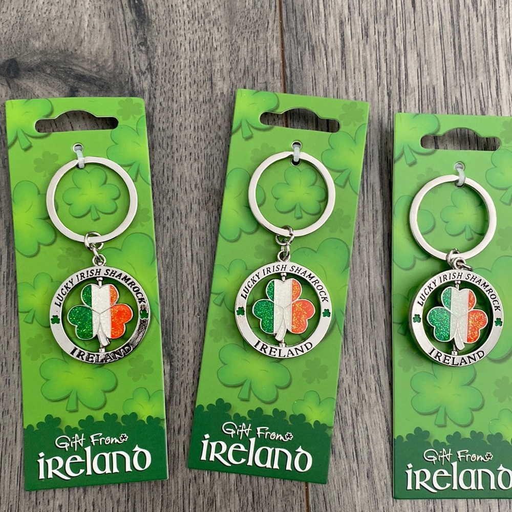 Perfect gift for St Patrick’s day. Purchased in Ireland. Double sided key chain.
